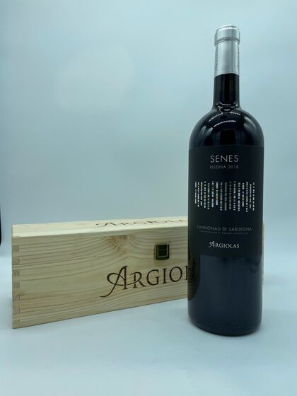 Senes 2019 Cannonau di Sardegna Riserva 1,5l ve dřevě