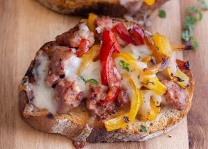 Bruschetta se salsicciou a sýrem